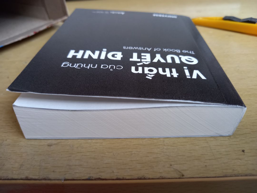 Nội dung sách thì không bàn đến nhưng lần này mình thực sự thất vọng với cách đóng gói của tiki. 
Sách nhỏ nhưng chỉ được để trong một hộp các tông rỗng, không có màng bọc hay bất kì biện pháp bảo vệ nào nên dẫn tới tình trạng móp góc, tróc, xước bìa, mất form sách. Vì không có bọc sách bên ngoài nên bên trong sách có chỗ bị bẩn, có trang còn bị gấp lại nữa.
Nói chung là lần này mình vô cùng thất vọng với cách đóng gói của tiki, mong rằng tiki sẽ lắng nghe đóng góp khách hàng và cải thiện dịch vụ trong thời gian tới.