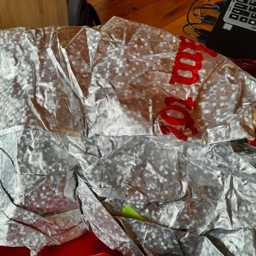 nhìn chung ổn so với tầm giá. Bạt to phủ kín được cả chiếc CB400. Có cái là lúc bung ra hơi khó xác định vị trí đầu đuôi