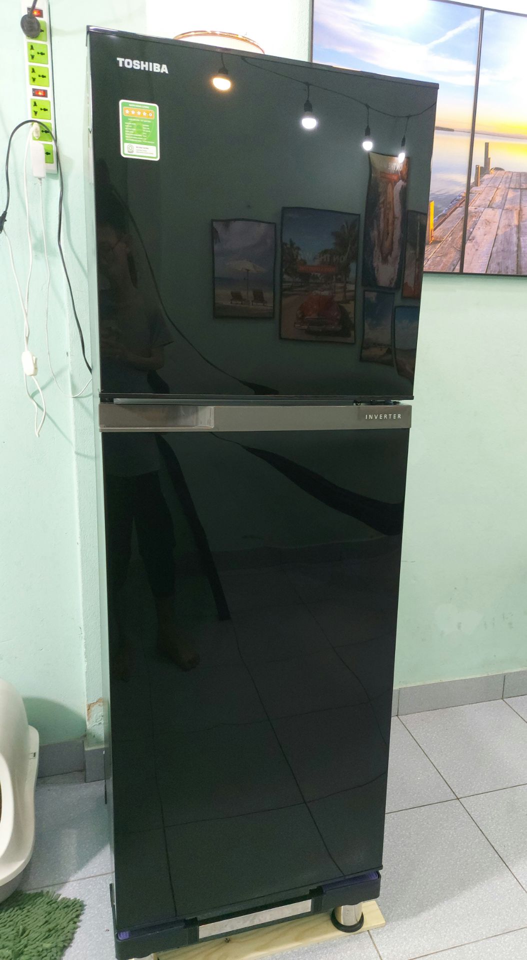 Mình nhận được hàng là ko có gì để chê nhe:
- Hàng nguyên seal, nguyên kiện. Hàng mới, ko trầy xước hay móp méo gì. Đầy đủ phụ kiện đi kèm.
- Giao hàng nhanh, giao bằng xe tải chuyên dụng nên ko sợ tủ bị ảnh hưởng như một số nơi giao bằng xe máy. Anh shipper vui vẻ và nhiệt tình.
- Giá tốt hơn thị trường rất nhiều.

Sau khi nhận được tủ thì 4,5h sau mình mới cắm điện:
-Ngăn đông sau khi cắm điện tầm 1 phút là đã có luồng khí thổi ra nhưng chưa lạnh, 30 phút sau thì ngăn lạnh đã rất lạnh rồi (lúc này mình để nhiệt độ ở mức MIN).
- Ngăn mát thì lâu hơn, tầm 2h sau mới lạnh dần (lúc này mình cũng để nhiệt độ ở mức MIN).
- Cả 2 ngăn chạy dc tầm khoảng 3h thì độ lạnh đã dần ổn định, nhưng mình thì để tủ chạy 8h sau thì mới trữ thực phẩm và sử dụng bình thường (lúc này mình để nhiệt độ cả 2 ngăn ở mức MID - mức trung bình) thì thấy nhiệt độ phù hợp nhất.
- Khi mới cắm điện là 2 bên thân máy nóng lắm nha, đứng gần thôi là cảm nhận được hơi nóng hừng hực luôn, nhưng 3h sau là thân máy nguội dần và mát trở lại.

Tủ chạy êm, ko ồn lắm đâu, nhiều khi mình ko nghe thấy gì tưởng máy bị lỗi ko chạy nữa, mình áp tai vào thì mới nghe tiếng máy chạy 🤪

Mọi người nên mua sử dụng nhe. Đáng đồng tiền bát gạo lắm á.

👉 Nói chung là Ưng Lắm Nha❤ 5 ⭐