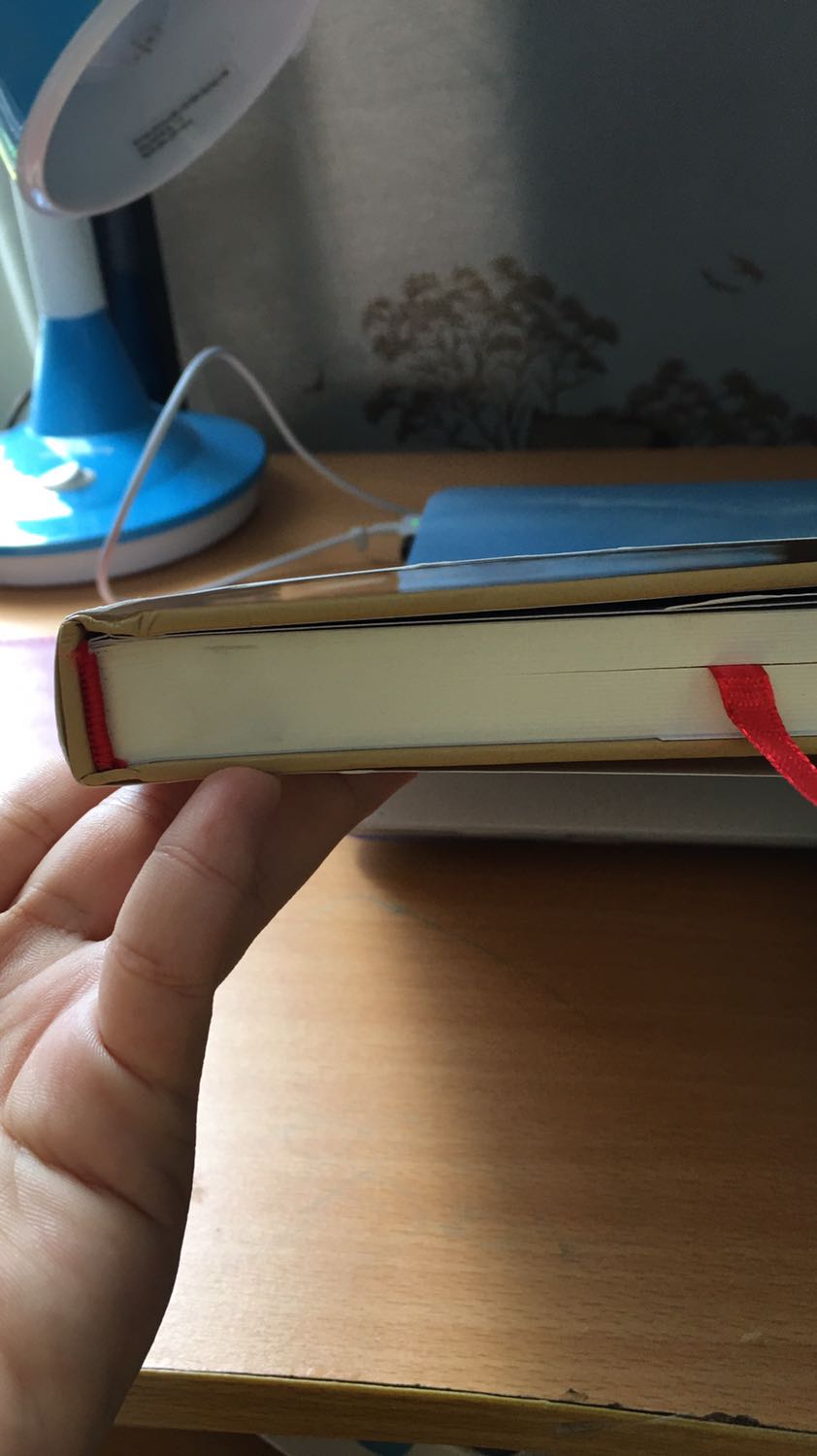 Đáng lẽ sẽ là 5 sao vì giao hàng rất nhanh nhưng sách của mình bìa giấy bên ngoài bị dơ, sờn, trầy phần chữ, bị gãy bìa cứng. Mình là người rất kĩ trong việc bảo quản sách nhưng sách mới mua đã như thế này thì hơi thất vọng bên phía nhà sách! :)))