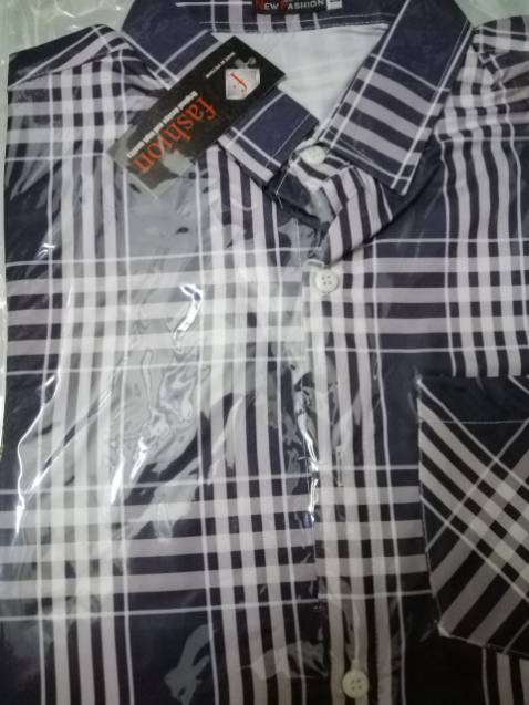 Vải sờ mịn, mát, có độ bóng, áo mặc lên form rất đẹp