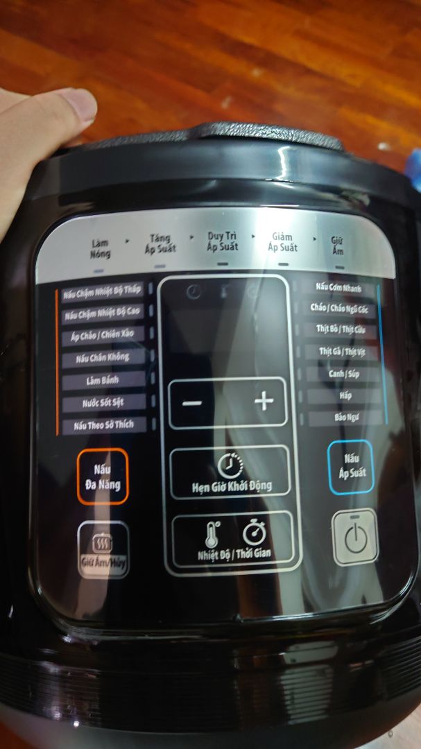 Sử dụng nồi được vài ngày và chờ có quà tặng về mình mới đánh giá cho khách quan. Khi mua bạn phải thấy phần quà tặng ở bên dưới phần mô tả thì mới là có quà nhé. Thêm cả 2 vào giỏ rồi bấm tick cả 2, đặt thành công thì sẽ được tách làm 2 đơn với mã khác nhau. Nồi giao trước thành công thì quà tặng mới bắt đầu được gửi đi cơ. 

Đóng gói và giao hàng của Tiki thì không chê gì rồi. Mỗi cái là nồi giao cho mình bị 1 nốt lõm bên trong nồi như hình, haiz, hơi buồn.

Có bạn trước đó yêu cầu có dán tiếng Việt vào bảng điều khiển thì đến mình mua thấy bảng điều khiển đã có sẵn tiếng Việt rồi nên khi dùng khỏi lăn tăn nữa. Nhà sản xuất có vẻ rất lắng nghe đánh giá khách hàng.

Về các chế độ thì okie, cài đặt sẵn nấu rất tiện và nhanh, hương vị được giữ trọn vẹn hơn. Mình đã thử vài món hầm thì okie lắm nha. Có báo khi khoá nồi hay rút điện nữa.

Cái nồi quánh thì mình chưa dùng,nhưng nhìn khá đẹp, ngoại quan không vấn đề gì.