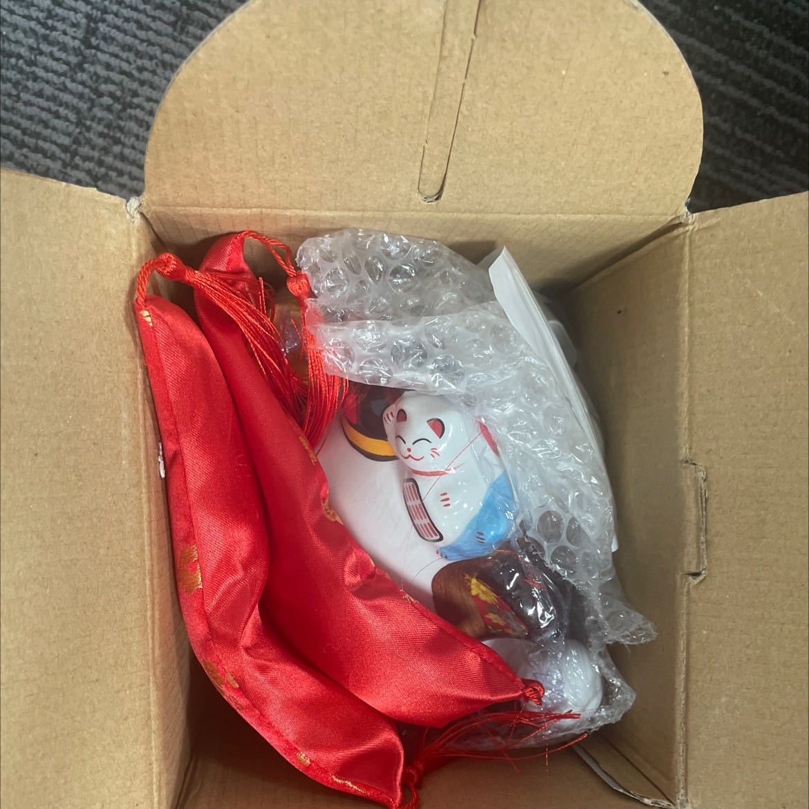 Sản phẩm đẹp, được đóng gói cẩn thận, có dây sạc. Giao hàng nhanh trong ngày. Mình mua để tặng tân gia nên ko tháo pin và dây sạc ra nên chưa biết nó hoạt động ra sao.