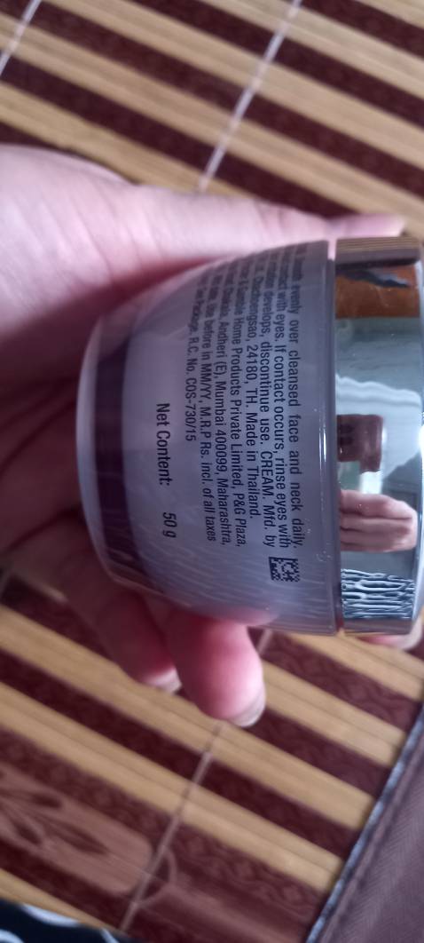 Mình vừa nhận được sản phẩm Olay Luminous Light Perfecting Cream 50g đặt mua từ shop. Mình có một thắc mắc cần được giải đáp:

Hũ kem bên trong ghi “For India Only” – nghĩa là chỉ dành riêng cho thị trường Ấn Độ.

Tuy nhiên, vỏ hộp bên ngoài là bản có tem tiếng Việt, nhập khẩu chính hãng tại Việt Nam.
=> Như vậy, hũ và hộp không trùng khớp, khiến mình lo lắng không biết sản phẩm có đúng chính hãng và an toàn không.