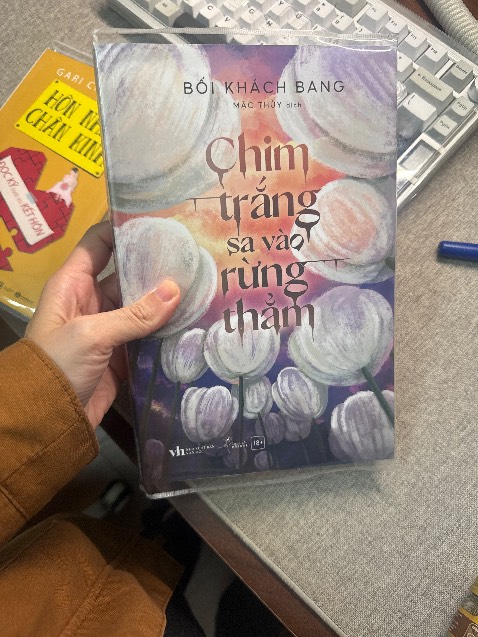 Mua bookcare để bọc sách kiểu bày thì thôi cũng pó tay cái sự ẩu tả. Nhìn khó chịu thật sự.