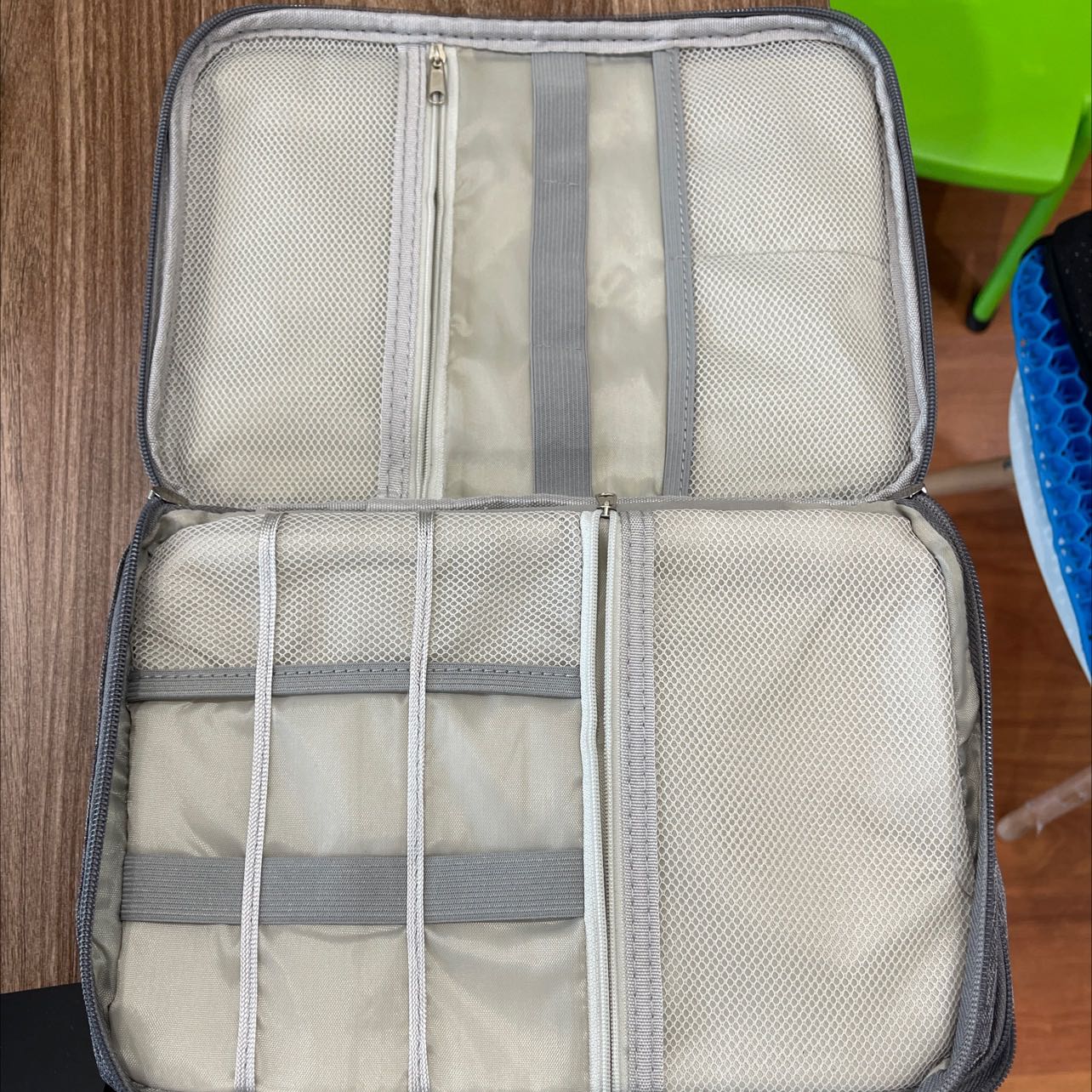 Tiếc tiền ko mua màu xanh (vì đắt hơn 70k) nên mua màu xám này: hơi xấu hơn, nhìn nó khá tối, cảm giác hơi bửn. Tốt nhất nên mua màu xanh hay đỏ.

Về chất lượng thì cũng ok. Mua xong mới biết là cái quai xách ở gáy, hơi kỳ (nếu khoá ko cẩn thận thì có rủi ro rơi đồ khi xách).

Nhét vừa ipad Air mới ghê (cả case bên ngoài, mặc dù hơi chật khi có case). Nói chung quá to, trong các loại 2 ngăn chắc cái này ngon nhất rồi