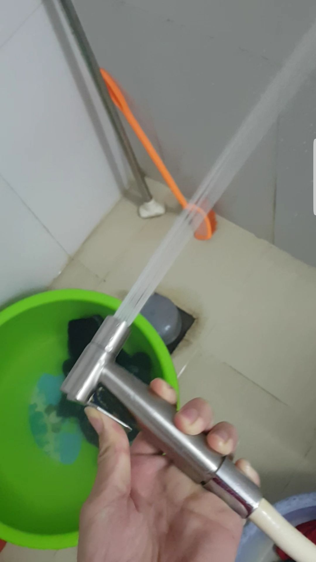 rất chất lượng. bóp nhẹ thì xịt nhẹ, mạnh thì xịt mạnh chứ không như những loại vòi xịt khác. Và tia nước mạnh nhưng không rát. phê