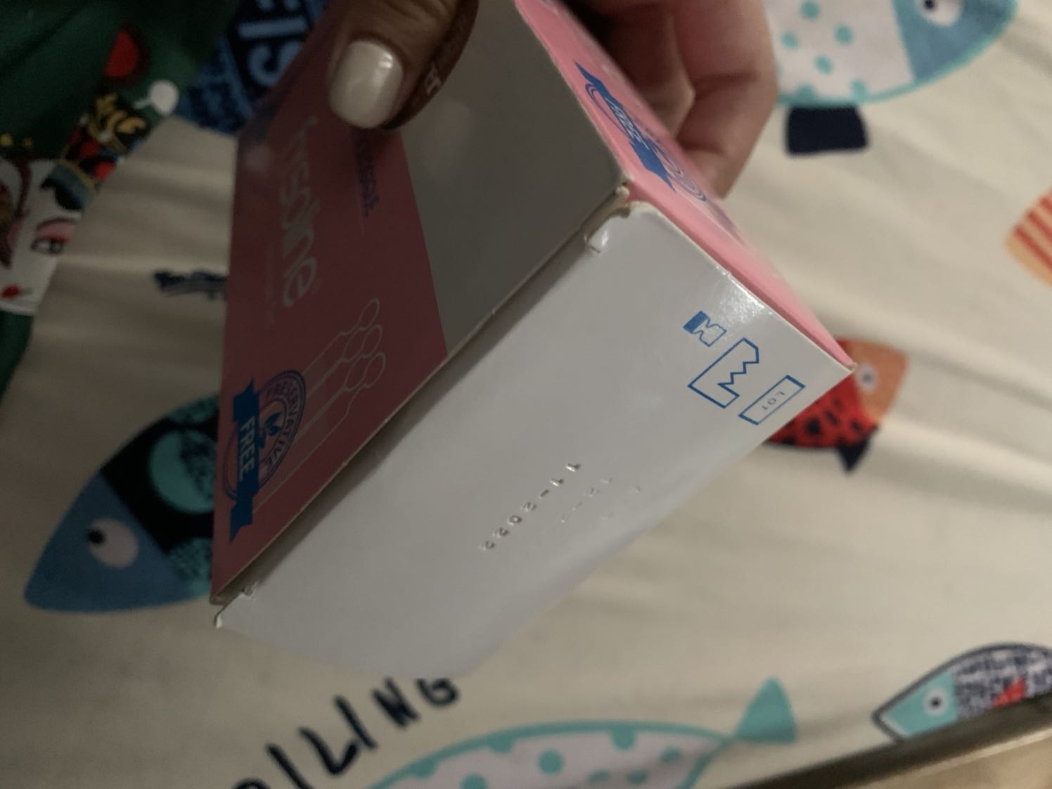 Giao hàng sớm hơm dự kiến, giá trên tiki cũng rẻ hơn cửa hàng. Nhưng sao nhìn hộp cứ như bị khui đi khui lại nhiều lần, rách hết 2 bên mép hộp giấy nhìn như hàng dởm ấy.