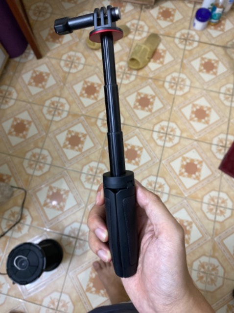 nhẹ dễ sử dụng. kéo dài ra đc tầm 10cm . chân đế kiềng 3 chân khá chắc chắn. vít chốt với go pro đc làm rất đê vặn. k đau tay. rất hài lòng