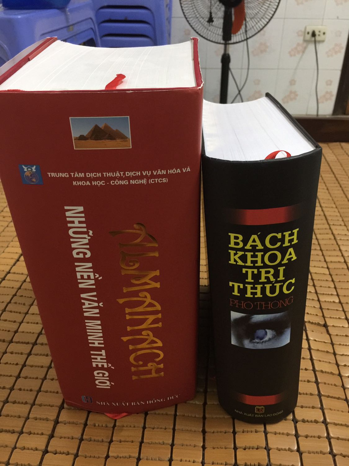 Almanach đã nổi tiếng từ lâu, xuất bản lần đầu năm 1996. 
Năm 2006 khi tái bản sửa chữa bổ sung lần thứ nhất cho bản 1996 mình đã dành tiền tiêu gần một tháng của một sinh viên để mua với giá 500k. Hồi đó 500k là rất có giá trị.
Bây giờ thấy ấn bản 2018 sửa chữa bổ sung thế là mua luôn về để so sánh với bản 2006 tác giả đã bổ sung những gì.
Nhưng canh cho tới mức giảm giá còn 1tr272 (giảm 15% ) mình mới mua. Lần này đợi Tiki đến mòn con ngươi luôn. 
Nhưng tựu chung lại thì vẫn là 5 stars.