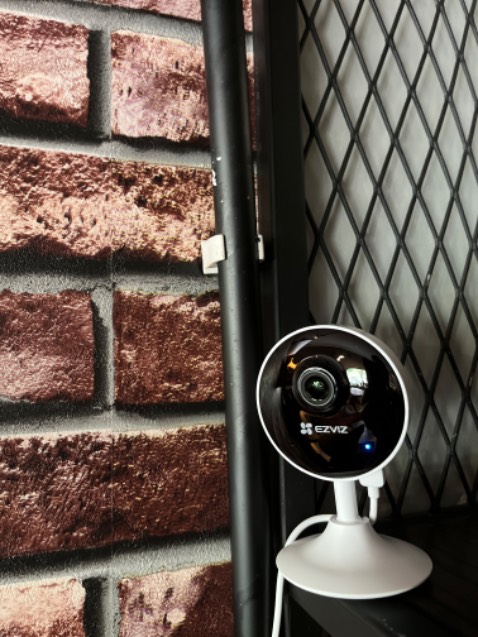 Giao hàng nhanh, giá rất tốt.
Âm thanh nghe rõ, phù hợp không gian vừa nhỏ & khắc phục góc chết của hệ thống camera chính.
Sử dụng dễ, có đế nam châm tiện lợi cho thay đổi vị trí. 
Thế hệ mới có lưu trữ trên đám mây nên ko cần thẻ nhớ. Rất tiện!