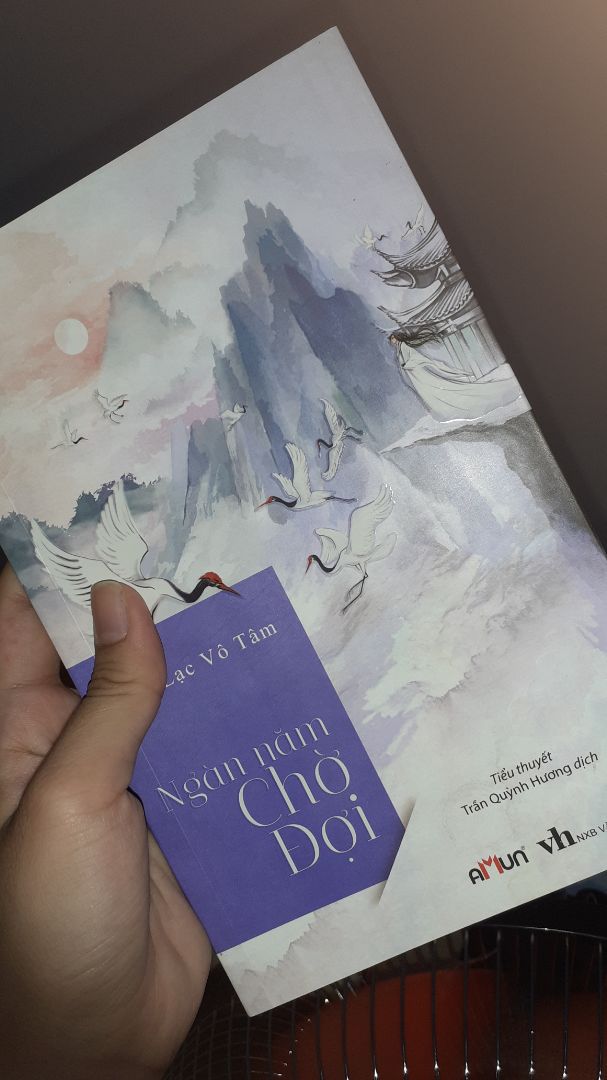 ko có seal bị dơ 1 góc nhưng mình thật sự rất đau lòng về cách đóng gói,mình mua 7 cuốn thì chỉ có 2 cuốn là có seal còn lại ko có bọc gì hết sách có bị hư nhẹ may là chọn giao nhanh cái này để giao tk chắc sách mình toang hết quá,cũng trả tiền đàng hoàng mà làm kì quá