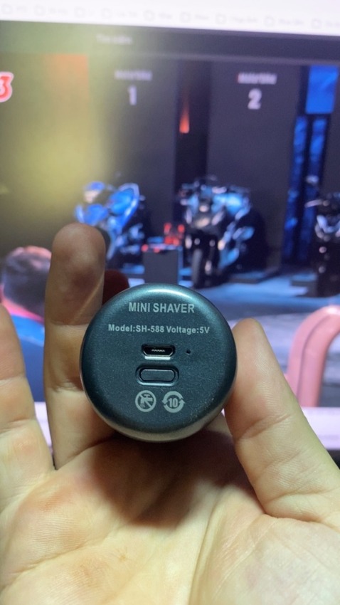 Máy xịn, nhỏ gọn mà cạo sạch không ngờ. Hàng đẹp và đóng gói nhanh, shop tư vấn khá nhanh và nhiệt tình. 
Rất ưng luôn🥰hàng đẹp rất đáng mua !!!