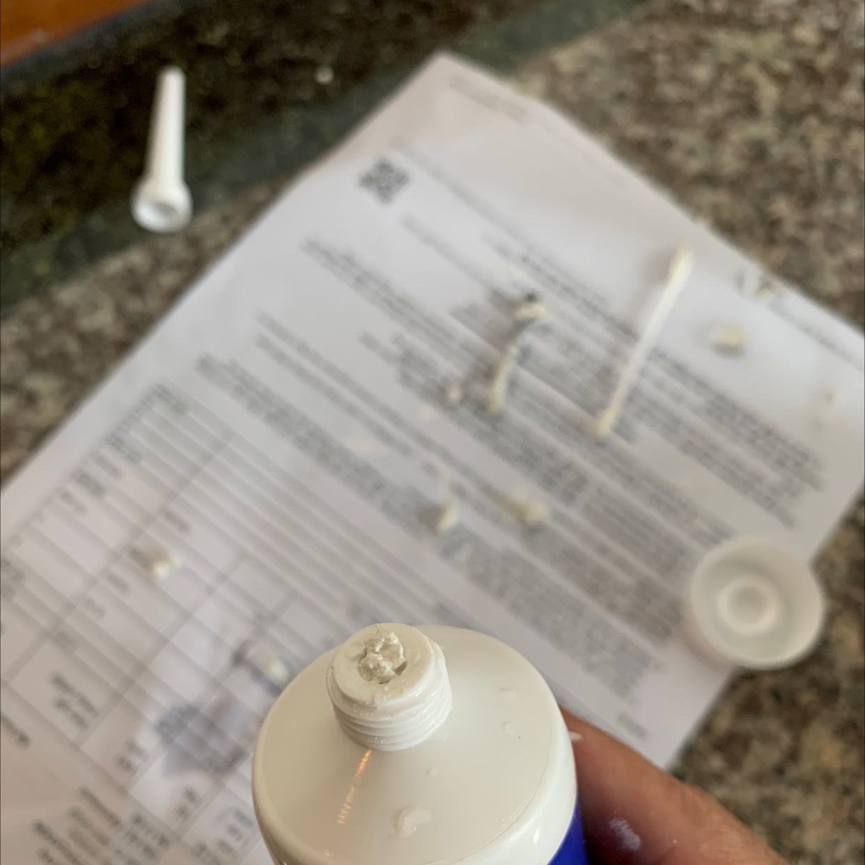 Sản phẩm chất lượng kém , keo khô , hư và đặc như vôi đóng cục không thể nặn ra khỏi tuýp để  sử dụng được . Mua 5 chai thì khui thử 3 chai đều hư cả. Liên hệ shop thì shop chống chế loại mới phải cắt đôi chai keo ra mới sử dụng được. 
1. Cắt ra xài o hết thì làm sao sử dụng được cho lần sau ?
2. Keo dạng mới đặc thì cho thêm cái ống nhọn để làm gì sao mà nặn ra được ?