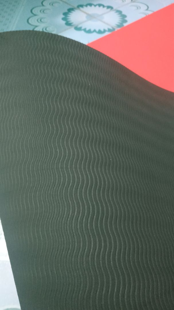 thảm mình nhận không lỗi lầm, ko hôi mùi nhựa,khá êm, mỗi tội bề ngang có 60 phân hơi hẹp , chắc chỉ phù hợp tập nhẹ nhàng không so đc với thảm ở lớp tập đc, thảm có vẻ hơi nóng với hơi bắt mùi chân với lớp keo giữa 2 lớp có vẻ không ổn lắm, đánh giá 4 sao nhưng thôi ủng hộ shop cho 5 sao.