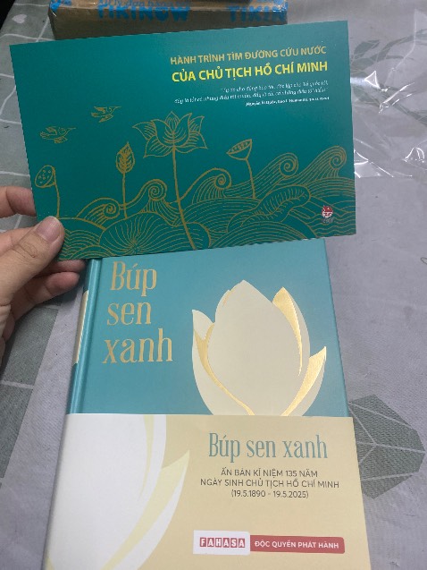 Bìa sách cứng, ánh kim rất đẹp. Bé nhà mình lớp 3 mà rất thích, lấy sách đọc liền. Giao hàng sớm, kịp trước sinh nhật Bác luôn.^^
