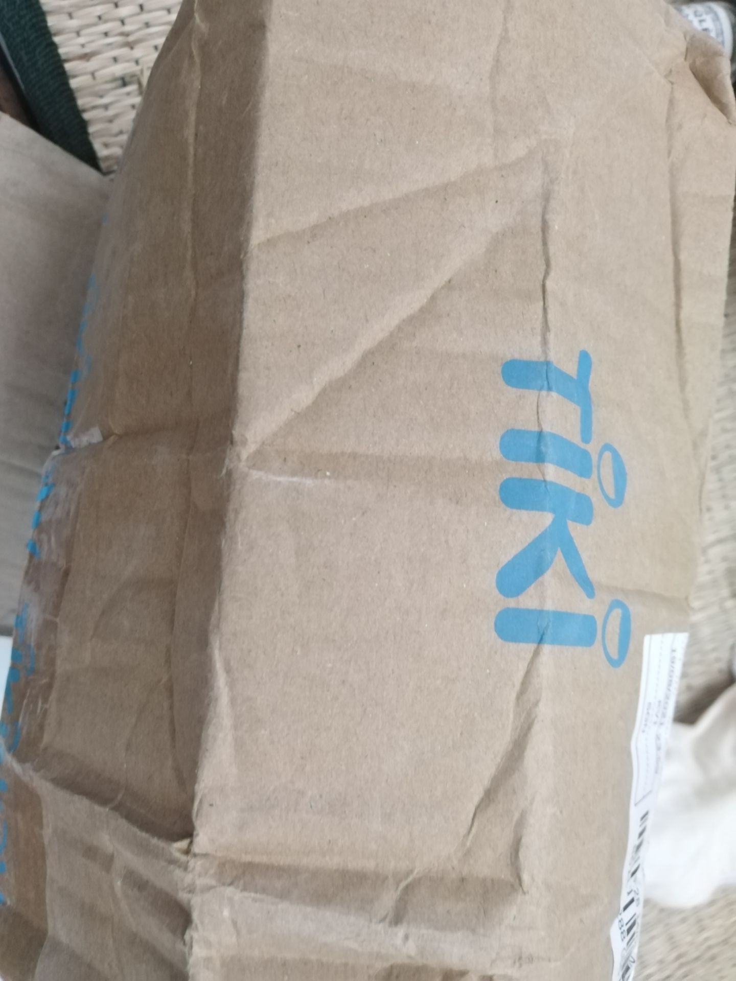 Sản phẩm móp meo, nắp bị bung, vận chuyển quá lâu, hộp thì móp meo.K nghĩ giao hàng tiki lại xuống cấp thế. Quá thất vọng