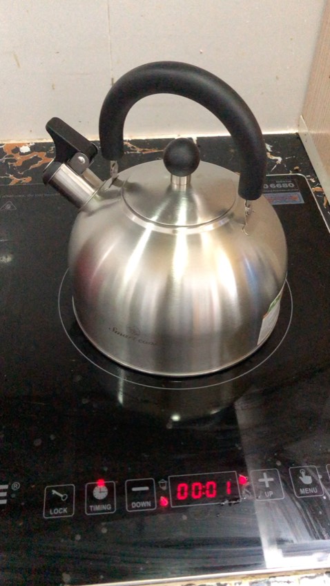 Đáy mỏng và k bám bếp tốt lắm. Lâu sôi.
Ưu điểm là xinh xắn , rẻ, còi ổn, bỏ còi vẫn dùng bt và quai cầm gạt xuống được nên dễ đổ nước và dễ vệ sinh