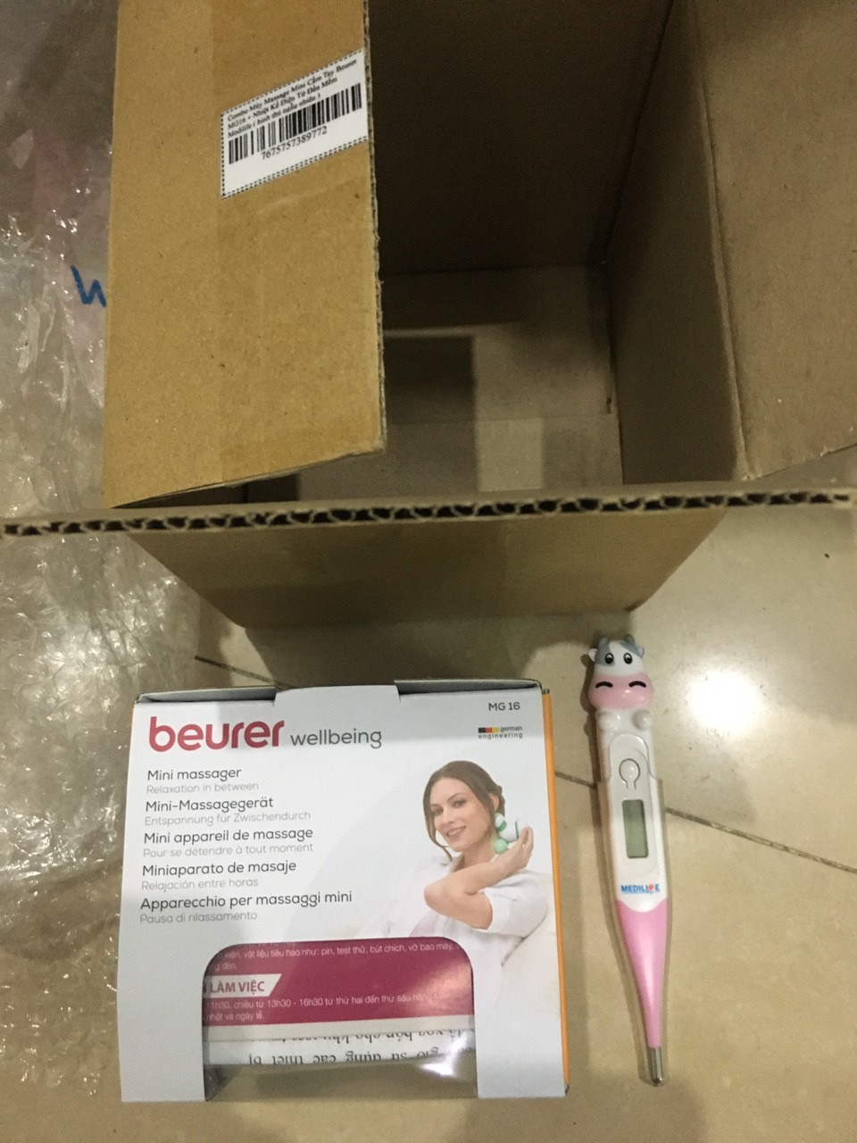 Máy nhỏ, cầm vừa tay. Tuy không đã như máy cắm điện nhưng mang theo rất thuận tiện. Mình bỏ luôn trong balo, đi đâu mỏi mỏi lại mang ra xài. Mình dùng máy này massage đầu rất thích vì không rung quá mạnh. Massage lưng thì vừa phải, nói chung là chất lượng tốt so với giá tiền