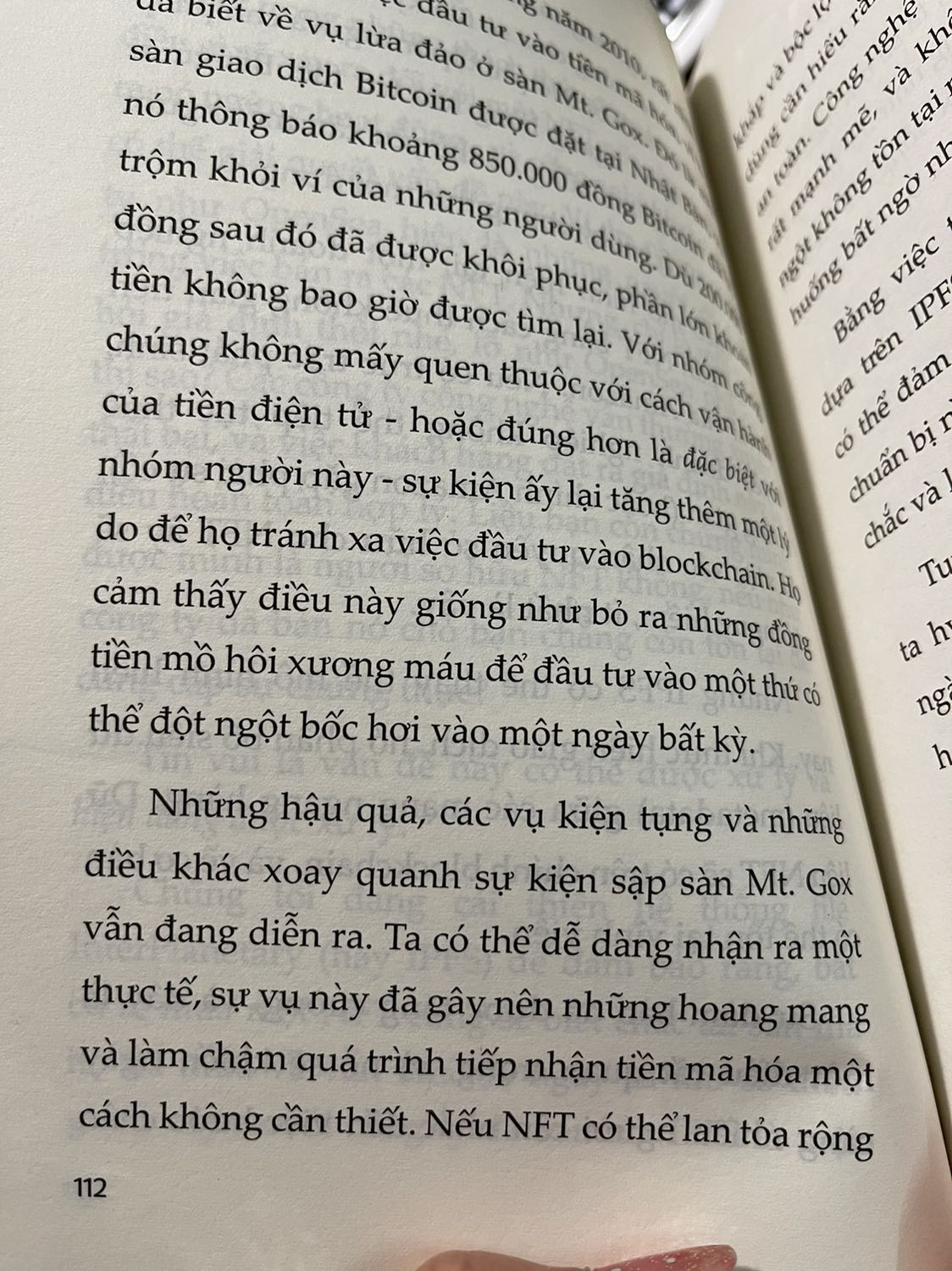 Giống như nhân viên đa cấp giới thiệu về NFT, giới thiệu thì ít, hô hào gào thét để đầu tư và mua sản phẩm của NFT thì nhiều. Đưa ra các vấn đề của NFT, nhưng nêu cách giải quyết không khác gì lấy gạch ghè đầu rồi đi trả lời, lòng vòng, hoặc thấy không thoả đáng. Kiểu tác giả đứng ra cam kết, ông ấy cam kết thì giải quyết được vấn đề gì nếu nhà đầu tư mất tiền. 
Đọc đươc nửa quyển rồi dừng không đọc nữa.