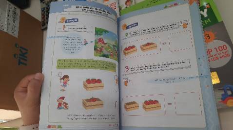 Mình đã mua trọn bộ 4 cuốn PoMath - Toán tư duy này. Kiến thức về toán (phạm vi đếm và ứng dụng) sẽ tăng dần từ tập 1 đến tập 6. Mỗi tập sẽ có các bài Toán kiểu ứng dụng vào đời sống và góc sáng tạo cho trẻ (không chỉ làm tính mà còn vẽ, ghép hình). Các trang đều có tranh màu sắc sinh động.
Tập 2 này giúp trẻ làm quen về hình khối, độ ngắn dài, thêm bớt số lượng, vẽ sáng tạo từ con số thành con vật. Cuối sách có cả 1 trang sticker để trẻ dùng cho sáng tạo nữa.