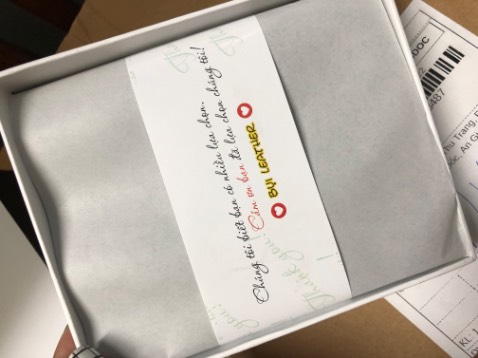 Da rất đẹp, đường may chắc chắn, hàng như mô tả, đóng gói đẹp, kèm lời chúc, thẻ bảo hành và voucher 10%.