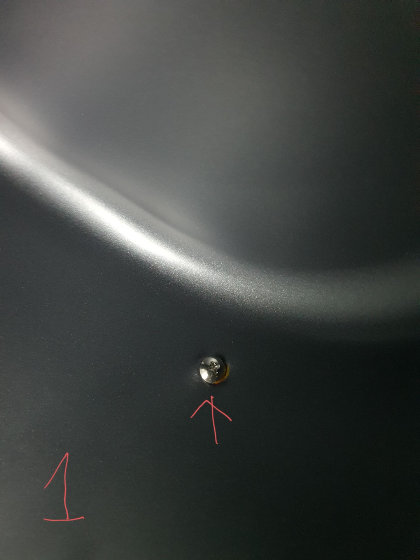 Mình có trả nghiệm tệ, về cả sản phẩm của Lock&Lock, lẫn dịch vụ của Tiki.
1. Sản phẩm (sp):
a. Đáy nồi có ốc bị rỉ (h1), thử thưởng tượng thức ăn dính phải
b. Ốc đó không kín. Dầu mỡ lúc nấu vô tình bắn vào, hay khi ngâm nước cho dể rửa, nước/dầu mỡ lọt qua ốc, men qua phần trung gian giữa mặt nồi & lớp nhựa giữ nhiệt (h2) - 2 phần này không tháo rời được, Vi khuẩn & cả kiến, côn trùng làm tổ ở đó. 
Bạn ăn có ngon khi miệng bát cơm mình toàn vi khuẩn?
Có up hình. Mọi người tham khảo trước khi mua sp.
Mọi thứ sẽ êm đềm, nếu Lock&Lock chịu lắng nghe, kiểm tra kỹ sp khi trả lời KH. Cuối cùng, 1 nhãn hiệu (hoặc người kiểm duyệt) bảo thủ thì khách hàng là người chịu thiệt. (Ảnh biên nhận) 

2. Dịch vụ Tiki:
Từ lúc mình nhận hàng: 10/10. Tới lúc trả sp nhờ kiểm tra. Tới nay mới nhận được để xem lại. Gần 1 tháng, mới dùng sp được 3 ngày.
c. Chậm: gần 1 tháng giải quyết. Chưa kể giờ bắt đầu yêu cầu hoàn tiền - không biết có sang năm sau không?! - giờ mình mất tin tưởng.
d. Không đưa đủ thông tin: gọi tổng đài 4 5 cuộc hỏi khi nào có kết quả, khi có rồi thì khi nào nhận dc lại hàng... tổng đài cũng ko trả lời được. 

Mình viết với tinh thần góp ý, cầu thị. Tiki hỗ trợ giải quyết nhanh hoàn tiền để mình mua sp khác. Cảm ơn nhiều,