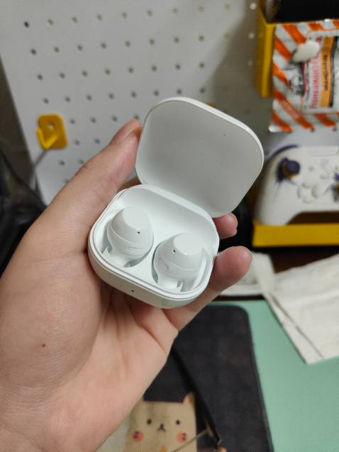 Mới dùng vài ngày thấy khá ổn. Case đóng mở đầm chắc hơn mấy mẫu cũ tầm 5-600k của mình. Chất lượng âm thì mình tai trâu với cũng ko nghe nhạc đập giật gì nên thấy tốt :v đợi lúc nào thử lâu lâu rồi update sau. 
À có app chỉnh eq đầy đủ cho đt Android khác ngoài Samsung nhé, có cả gesture.
Ngạc nhiên nhất là đồ samsung trên tiki tính ra rẻ phết dù ko phải đợt sale, mấy sàn khác hoặc bên cửa hàng toàn gần 800k đến 1m