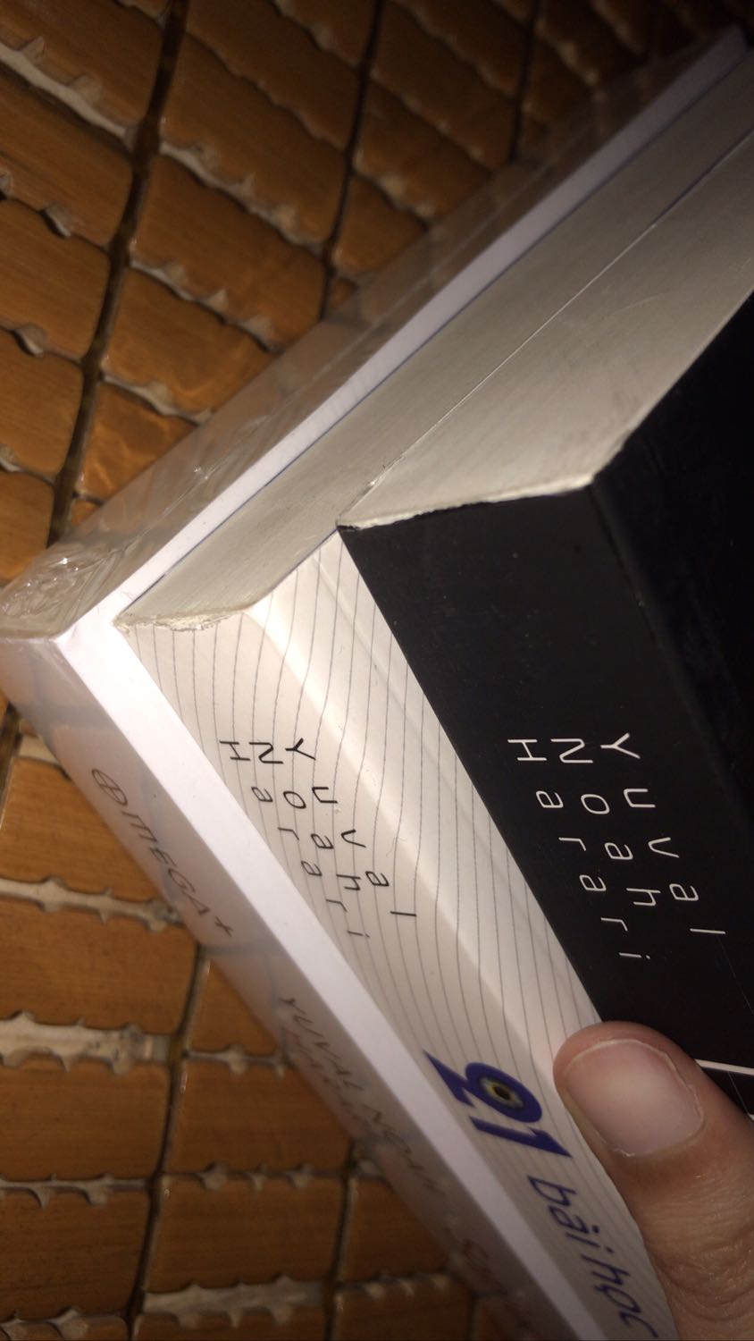 Giấy mịn, đẹp. Tuy nhiên, bìa sách hơi bụi nhẹ, mình đặt từ ngoài HN vô, vận chuyển qua nhiều nơi khiến 1 phần góc sách và mép bị quăn, do sách không được bọc kỹ, chỉ để cuốn sách trơn trong box tiki thôi :< box thì bị móp và rách nặng. 
Khuyên mọi người nên đặt gần, giao nhanh với để tránh vận chuyển nhiều gây hư hao sách, tiếc lắm :