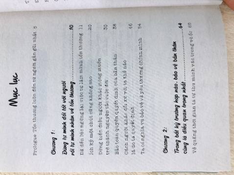 Sách siêu xinh, nội dung cũng khiến mình ấm áp thêm và biết trân trọng bản thân mình hơn. Sách có tặng thêm 4 bookmark ko ấn tượng lắm, nhưng cũng ko phải là xấu, mình định cắt mấy tấm hình ra xem chừng làm được nhiều việc hơn:))) Tuy nhiên sách dù được bọc kính nhưng lại bị móp vài chỗ trên cạnh sách, thấy hơi buồn...