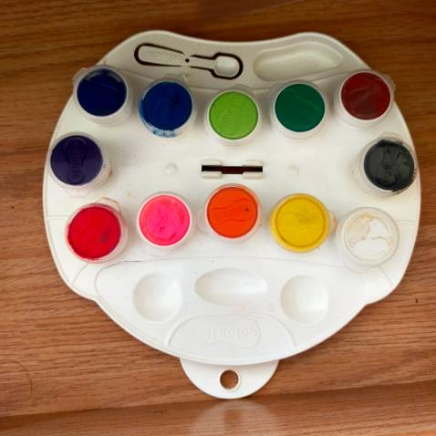 Màu sắc đẹp, nhưng mình không biết dùng, làm rơi rớt lem tùm lum,.... Các bạn mua dùng nên cẩn thận. Màu sắc đẹp, nhưng mình không biết dùng, làm rơi rớt lem tùm lum,.... Các bạn mua dùng nên cẩn thận.