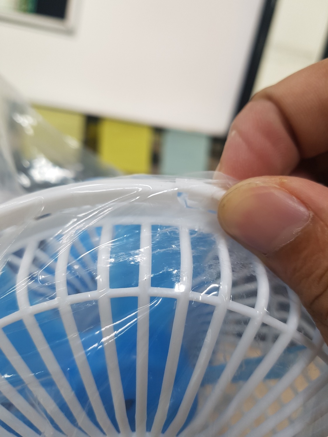 Khi mà nhận hàng thì đã vỡ miếng cover này, Mong là TIKI sẽ cẩn thận sản phẩm khi giao đến khách hàng, mình là khách hàng trung thành với TIKI nên mình thông cảm và mong TIKI giao đến khách hàng sản phẩm chất lượng nhé.