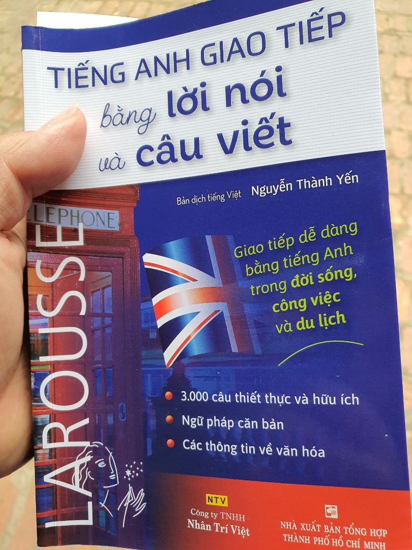 Các sách của Nhân Trí Việt do Nguyễn Thành Yến dịch đều ko làm mình thất vọng. Sách này có vô cùng nhiều các mẫu câu giao tiếp trong hầu như mọi tình huống. Trình bày đẹp, có lời dịch kèm, cuối sách có cả phần ngữ pháp TA để củng cố thêm