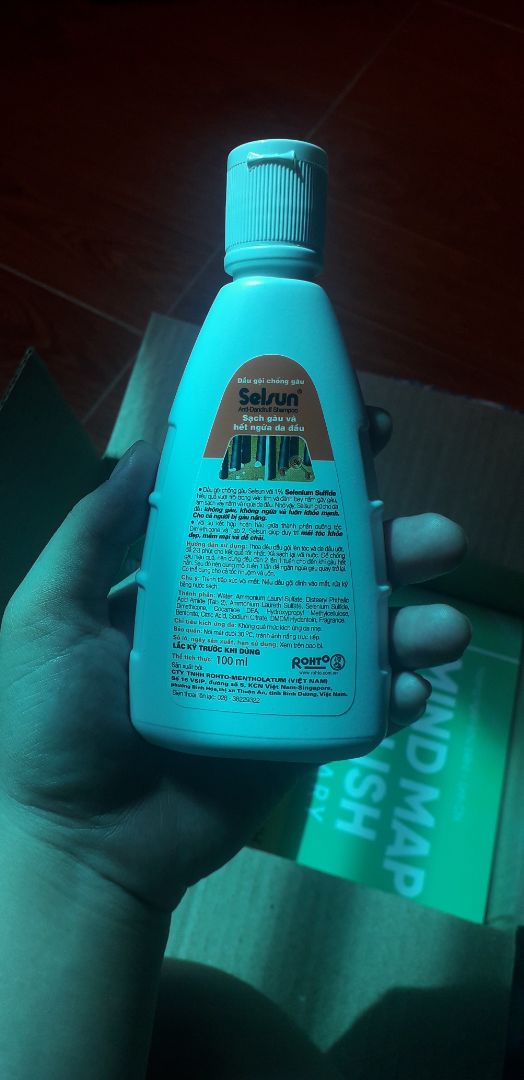 Mình vốn thường xuyên dùng Selsun rồi. Rất tốt 👍ai bị gàu thì dùng đều rồi nếu ko bị nữa thì dùng 1 tuần ít nhất 1 lần để phòng chống gàu rất ổn. dầu gội xong sẽ hơi rít nhưng xả thêm dầu xả cùng loại cũng sẽ rất mềm. Mùi dầu gội thì mình ko ưng lắm,nhưng cũng ko có khó chịu đâu