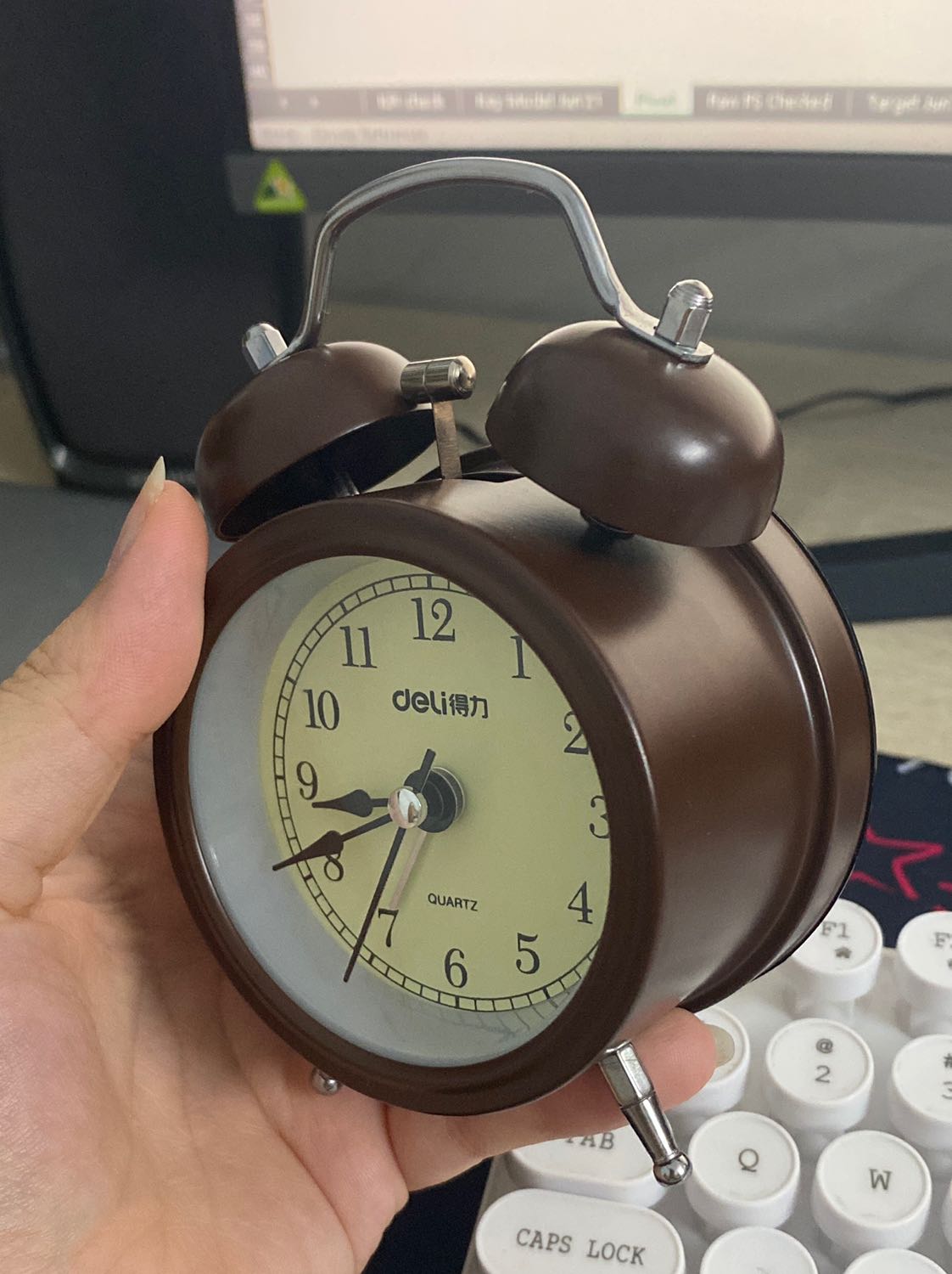 Nhỏ nhỏ vừa đủ dùng, mẫu mã đẹp lắm nhé, màu nâu này nhìn sang cự kì, cầm chắc tay, kim quay liền chứ ko nhảy giây như thường nên êm, ko phát tiếng, đặc biệt, tiếng báo thức to tới độ có thể dập tan mọi nỗ lực nướng khét giường :))))