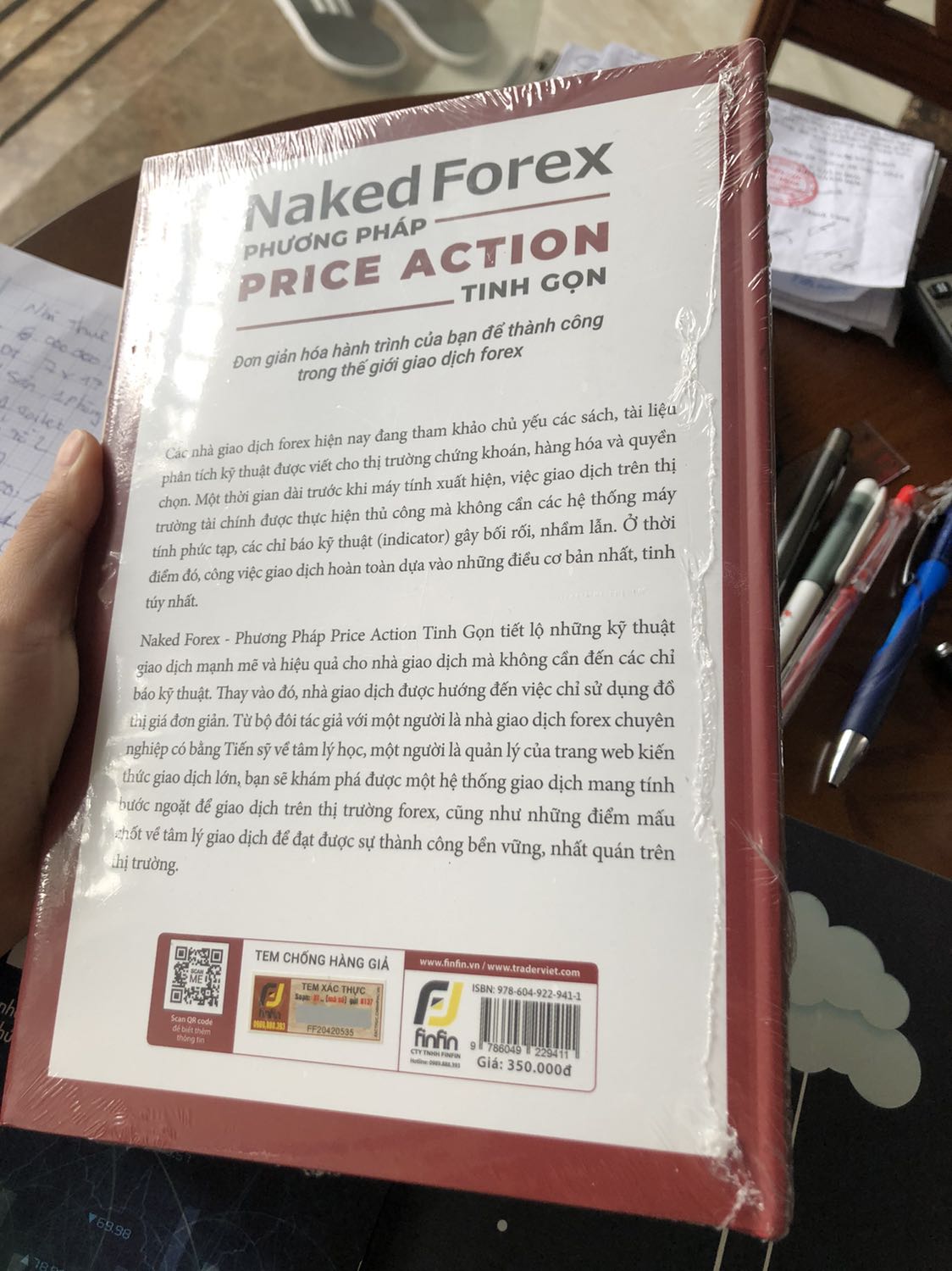 Mình thích mua bìa cứng vì thường sẽ là sách màu và trang giấy dày, mịn ( Nhưng mình bảng của Fin Fin này lại chỉ in màu các trang đầu và chương 1 các trang sau giấy bắt đầu thô ráp hơn và toàn bộ k có in màu kể cả các trang đầu chương ( chỉ chương 1 là in màu còn lại các chương thì k) và chất lượng giấy càng k tốt!  
Đóng gói và giao hàng rất kĩ và nhanh nhưng về chất lượng giấy thì mình k thích!