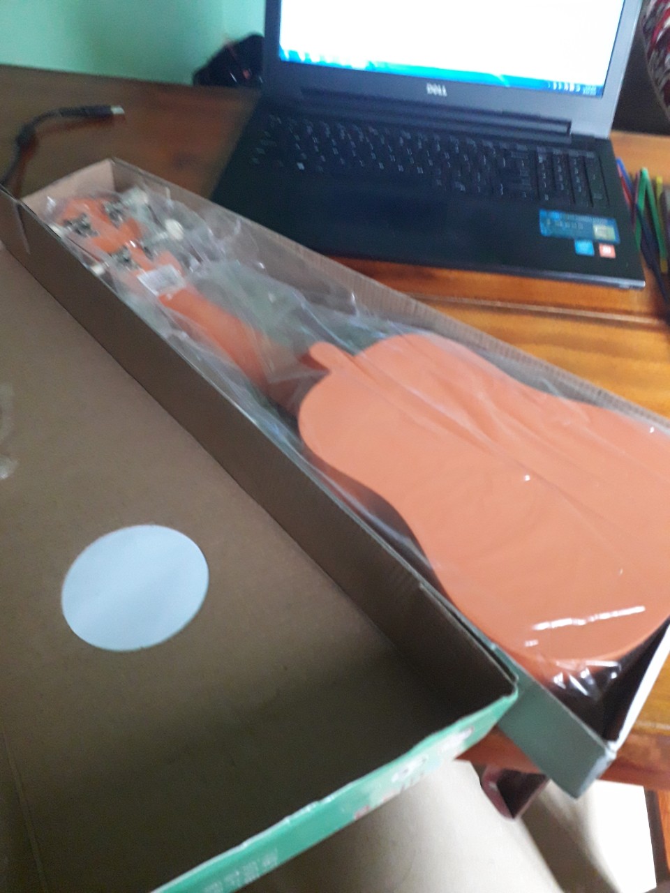 Cảm giác đầu tiên là hàng về tay hơi lâu, gửi nhầm màu và nhỏ hơn mình nghĩ. Shop có tặng thêm giáo trình học trong tờ giấy nhỏ nhỏ mà tìm kiếm thì không thấy đâu cả. Ngoài cái đó ra thì hầu như okela hết ạ