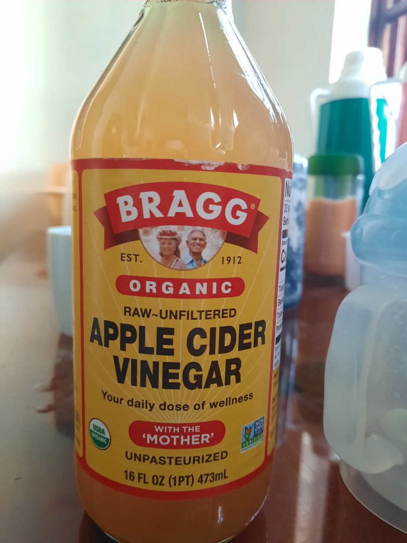 Mình mua 2 chai giấm táo Bragg này thấy dán nhãn tem của NNK & PP Vũ An. Màu giấm rất nhạt so với giấn táo mình mua trước đây, dưới đáy chai cũng trong veo không thấy cặn đóng màng như chai cũ. 
Nét mực in date và mã code cũng thô, không tinh tế, mảnh như những chai cũ (rất tiếc mình đã bỏ vỏ chai cũ nên không có hình ảnh đối chiếu). Đặc biệt là, mã bưu cục trên nhãn chai để địa chỉ là CA 93101 USA nhưng trên nhãn tem của NNK Vũ An lại đề là CA 93102 USA. 
Mình muốn shop có câu trả lời thích đáng để mình yên tâm không mua lầm phải hàng giả hàng nhái. Xin cảm ơn