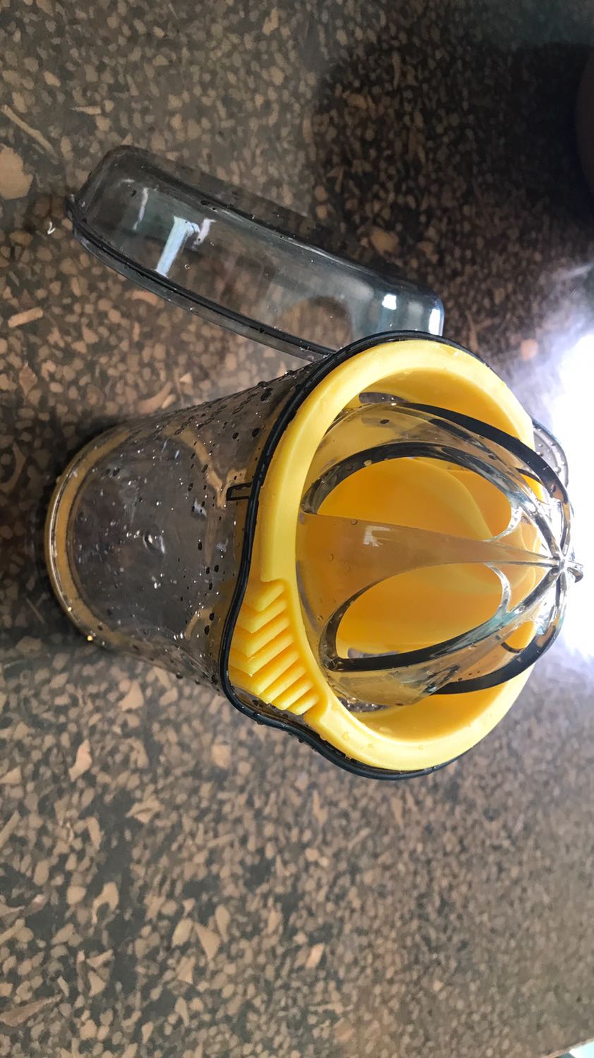 Sản phẩm chắc chắn, đẹp. Vắt cam rất hiệu quả và nhẹ nhàn. Đặc biệt dễ dang tháo lắp và vệ sinh, có thể vắt cùng lúc nhiều cam do ngăn chứa nước cam lớn. Nên mua!