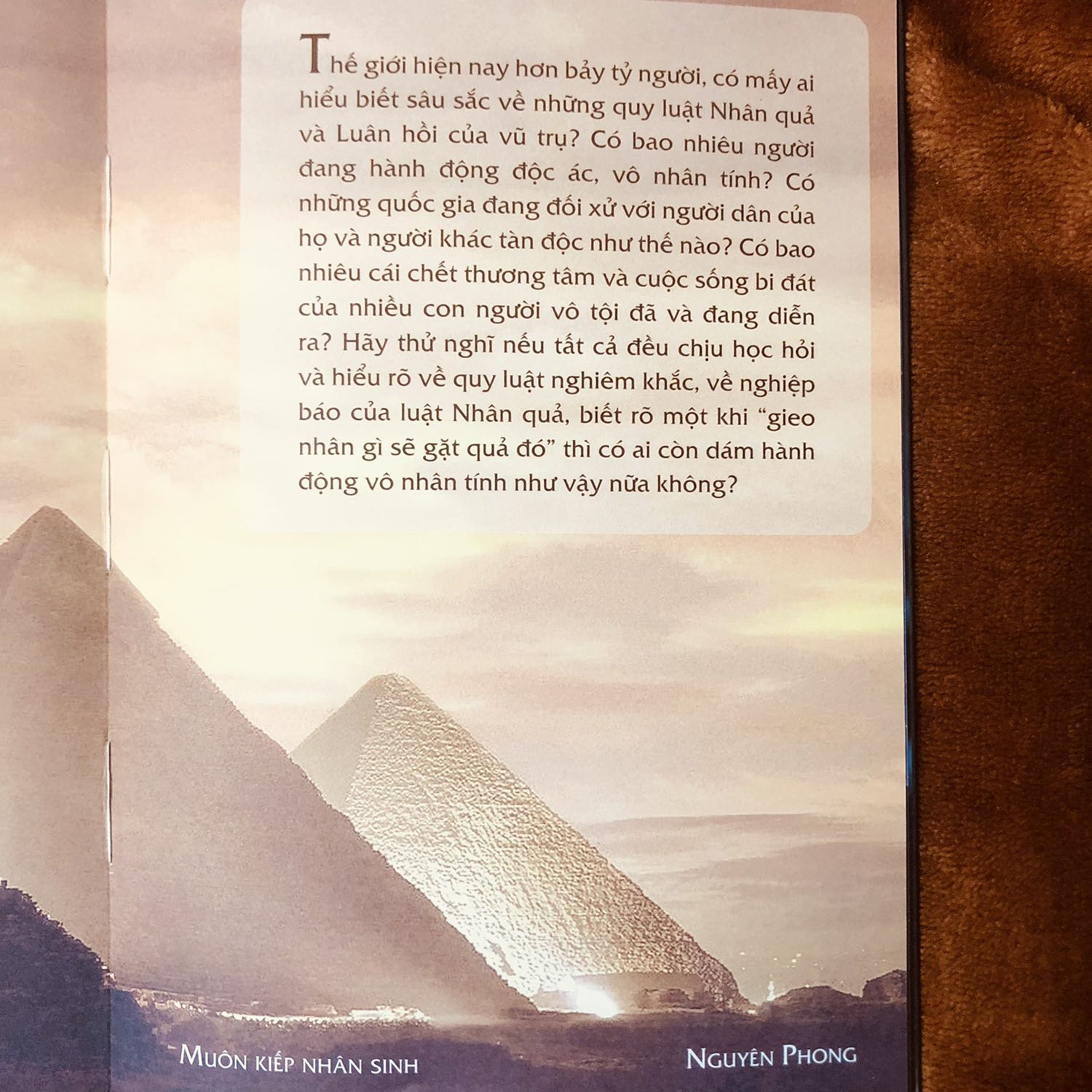 Quyển sách kể về các cuộc sống tiền kiếp của ông Thomas và luật nhân quả của thế giới cũng như con người trong vũ trụ. Trong luật nhân quả, đề cập đến các cuộc sống hay các triều đại đã từng thịnh vượng và sự biến mất hoàn toàn của nó với các lý do cụ thể. Các lý giải, dẫn chứng hợp lý về những sự việc đã xảy ra trong thế giới hiện đại mà chúng ta không thể lý giải bằng khoa học; sự phát triển của xã hội ngày nay kèm theo những hệ luỵ của sự phát triển đó mà ngày xưa chúng ta chưa từng nghĩ đến, đồng thời đề cập đến những gì có thể sẽ xảy tra trong tương lai mà hiện tại chúng ta vẫn chưa biết đến.