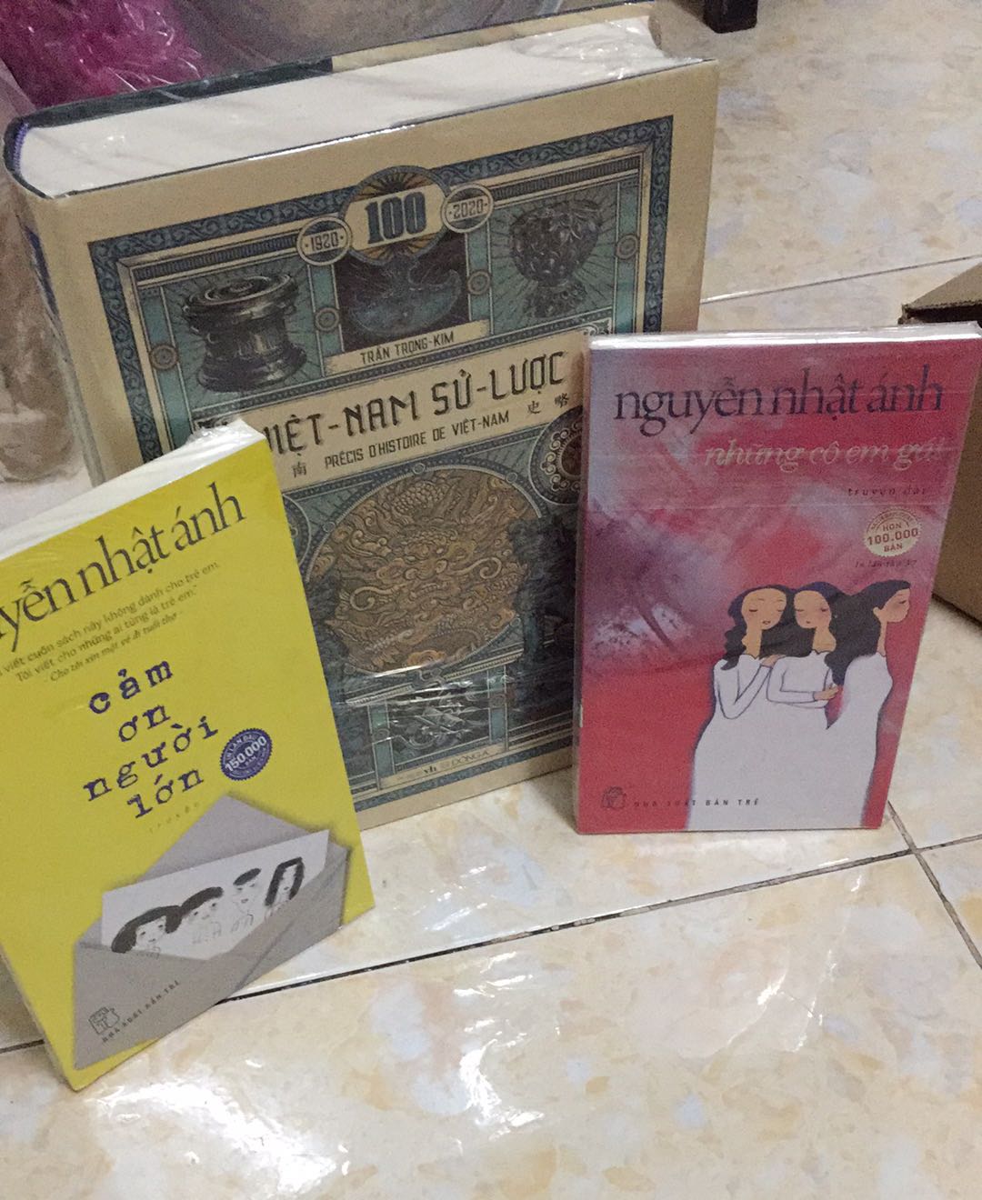 Vận chuyển nhanh, đóng gói tốt, nguyên seal, ko hư hại hay gãy góc gì, lâu rồi mới thấy sale lại 50% nên chốt liền. Nói chung là sale cũng nhiều ấy, mua chung với 2 cuốn kia cũng sale 42% nên chỉ hết 259k 
Cầm sách trên tay mà vui gì đâu, vừa đẹp bên ngoại lại bổ ích bên trong Vận chuyển nhanh, đóng gói tốt, nguyên seal, ko hư hại hay gãy góc gì, lâu rồi mới thấy sale lại 50% nên chốt liền. Nói chung là sale cũng nhiều ấy, mua chung với 2 cuốn kia cũng sale 42% nên chỉ hết 259k 
Cầm sách trên tay mà vui gì đâu, vừa đẹp bên ngoại lại bổ ích bên trong