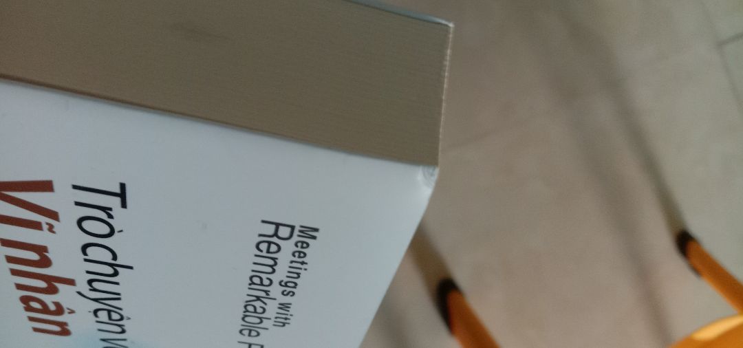 Giá niêm yết trên bìa là 198k, mà giá mua trên Tiki là 144k nên mình nghĩ chắc là sẽ có một chút xíu lỗi gì đó. Hàng về đến tay thì có chút lỗi thật, ở dưới hình nhé. Nhưng mà lỗi này chắc có sẵn, tại mình thấy Tiki đóng gói khá kỹ, có lớp giấy để phía trên cho sách đỡ bị xốc. Đánh giá 4 sao nhaaa. À, giao hàng cực nhanh, mình đặt 22g47 đêm hôm trước mà chiều 3g hôm nay đã nhận được sách rồi nhaaaa Giá niêm yết trên bìa là 198k, mà giá mua trên Tiki là 144k nên mình nghĩ chắc là sẽ có một chút xíu lỗi gì đó. Hàng về đến tay thì có chút lỗi thật, ở dưới hình nhé. Nhưng mà lỗi này chắc có sẵn, tại mình thấy Tiki đóng gói khá kỹ, có lớp giấy để phía trên cho sách đỡ bị xốc. Đánh giá 4 sao nhaaa. À, giao hàng cực nhanh, mình đặt 22g47 đêm hôm trước mà chiều 3g hôm nay đã nhận được sách rồi nhaaaa