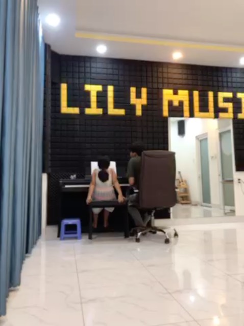 Kính đeo êm, thoải mái, kín nước. Sản phẩm giao nhanh, bao bì cẩn thận.