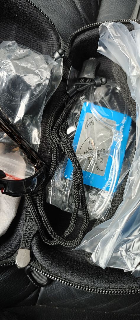 một cơn mưa phụ kiện!!! mắt kính đeo khá thoải mái, dễ chịu. gọng làm chưa được sắc nét cho lắm, vẫn có nhưng ba via trông hơi nhôm nhựa một chút nhưng làm sao có thể đòi hỏi ở một mức giá như thế này được. Hợp lý!