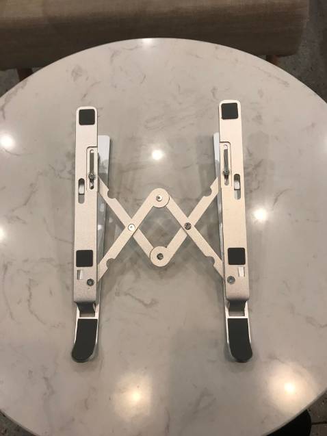 săn được sale giá có hơn 100k, quá hời khi mua được món đồ như này, lại còn đc tặng kèm túi, giá đỡ chắc chắn, gọn, cầm vừa tay không nặng, hợp kim nhôm nên ko sợ rơi hay va đập, dùng đỡ nóng máy giúp tản nhiệt máy luôn. nhìn khá sang