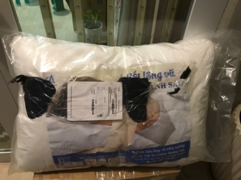 Hàng gửi đến vẫn còn trong bao mà bao đã bị xì, làm cho gối phồng lên. Cách đóng góấngnr phẩm cũng rất xấu và hời hợt. Phần nilon màu đen giống như hàng ban đầu được gói bằng bao nilon đen mà bị ai xé bao ra vậy. Shop nhắn tin giải đáp thắc mắc cho mình được không?