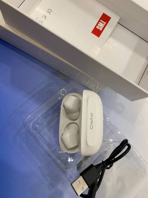 - Cầm mẫu tai nghe này trên tay mà ưng cái bụng lắm luôn

- Thiết kế vừa tai, đủ các nút đệm tai. (S,M,L).

- Kết nối rất ổn định. Sóng đều.

- Âm thanh rất mượt và êm. Nghe lâu không bị đau hay cấn tai tý nào cả.

- Cảm ứng nhạy.

- Khả năng khử tiếng ồn tốt.

- Thời gian giao hàng nhanh, hàng đóng gói cẩn thận. Mình rất ưng ý khi chọn mẫu `tai nghe` FIRO A7 này.👍🏽👍🏽👍🏽