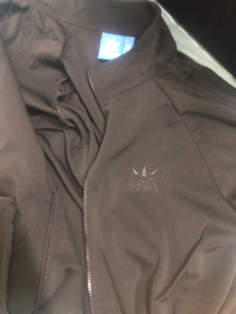 sao tưởng logo bên đấy thành adidas vậy shop?
