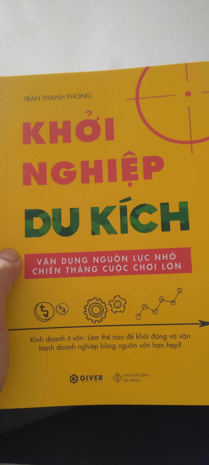 cuốn sách được bọc rất kỹ. Khởi nghiệp du kích được các anh chị trong khoá học online giới thiệu lại cho tôi. khi đọc những trang đầu tiên tôi có hy vọng rất lớn rằng cuốn sách này sẽ giúp tôi thoát khỏi tình trạng trì trệ hiện tại. tôi có khát khao thành công bằng con đường này và tôi sẵn sàng tin vào tác giả để được thành công.