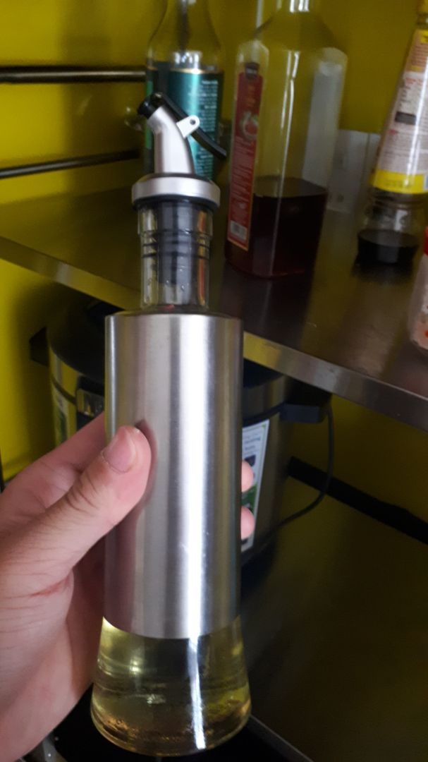 Bình thủy tinh cứng cáp, đẹp mắt, nắp mở tiện dụng với 3 lớp cao su chống chào ra ngoài thích hợp đựng dầu ăn ko lo bị đóng cục. Nhược điểm là thể tích 300 ml không nhiều nên phải thường xuyên chêm thêm dầu vào. đánh giá 4,5 sao!